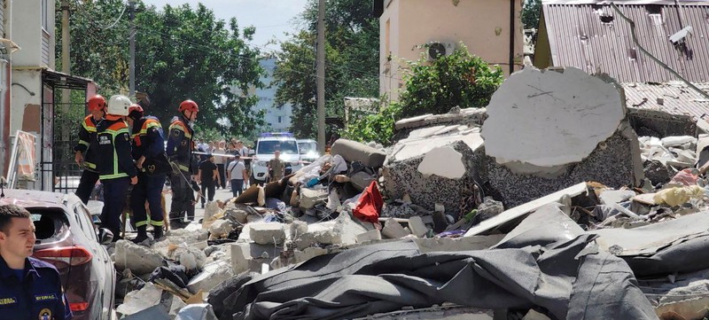 Sebuah ledakan gas di sebuah gedung apartemen di Rusia barat pada hari Jumat (25/7/2025), menewaskan enam orang. Sementara tim penyelamat masih mencari empat orang yang masih hilang. (REUTERS/Stringer)