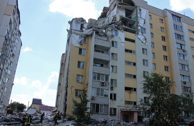 Sebuah ledakan gas di sebuah gedung apartemen di Rusia barat pada hari Jumat (25/7/2025), menewaskan enam orang. Sementara tim penyelamat masih mencari empat orang yang masih hilang. (REUTERS/Stringer)