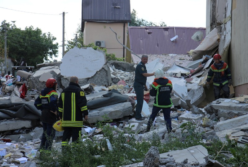 Sebuah ledakan gas di sebuah gedung apartemen di Rusia barat pada hari Jumat (25/7/2025), menewaskan enam orang. Sementara tim penyelamat masih mencari empat orang yang masih hilang. (REUTERS/Stringer)