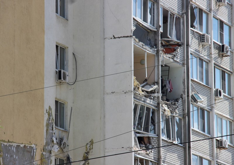 Sebuah ledakan gas di sebuah gedung apartemen di Rusia barat pada hari Jumat (25/7/2025), menewaskan enam orang. Sementara tim penyelamat masih mencari empat orang yang masih hilang. (REUTERS/Stringer)