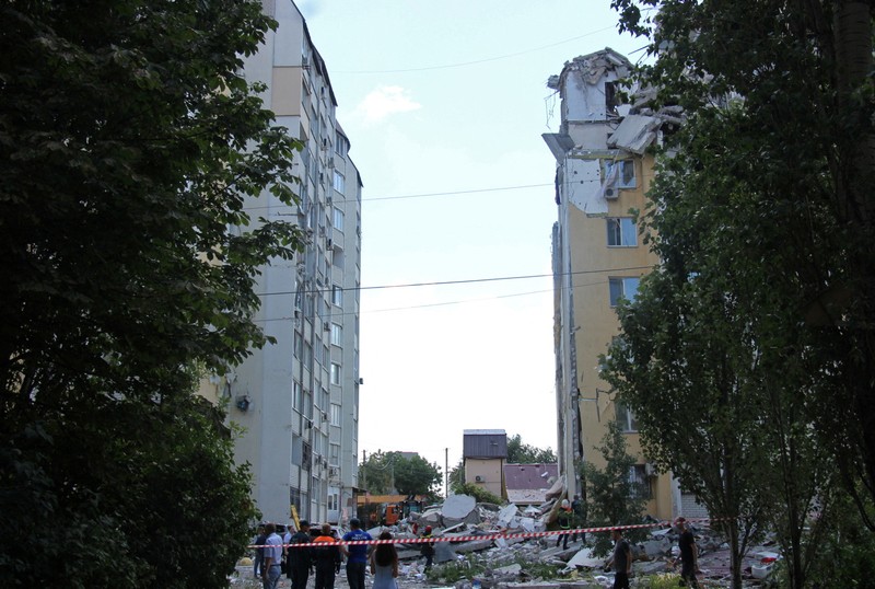 ledakan gas di sebuah gedung apartemen di Rusia barat pada hari Jumat (25/7/2025), menewaskan enam orang. Sebuah ledakan gas di sebuah gedung apartemen di Rusia barat pada hari Jumat (25/7/2025), menewaskan enam orang. Sementara tim penyelamat masih mencari empat orang yang masih hilang. (REUTERS/Stringer)