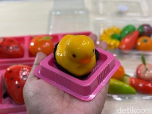 Video: Gemas! Luk Chup Bentuk Strawberry hingga Bebek di Pasar Kue Subuh Senen