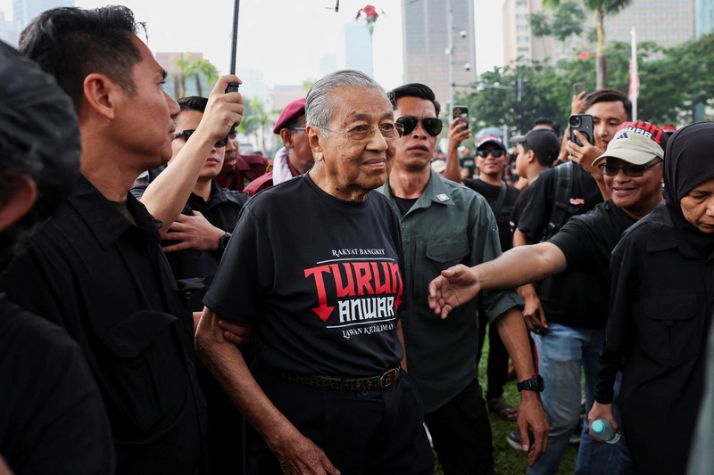 Warga Malaysia turun ke jalanan ibu kota Kuala Lumpur pada Sabtu (26/7) waktu setempat dalam aksi memprotes biaya hidup yang melonjak. Ribuan warga Malaysia turun ke jalanan ibu kota Kuala Lumpur pada Sabtu (26/7) waktu setempat dalam aksi memprotes biaya hidup yang melonjak. (REUTERS/Hasnoor Hussain)