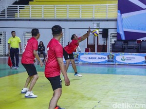 Keseruan Wartawan Ikut Kejuaraan Voli Kapolres Gresik Cup 2025