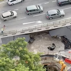 Mobil Kena Telan Sinkhole, Pemerintah Tutup Akses Jalan