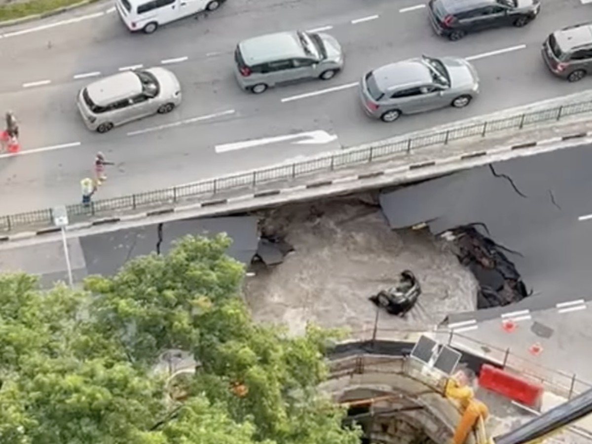 Jalan Ambruk di Singapura Sebabkan Mobil Terperosok dan Gangguan Air