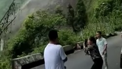 Video: Detik-detik Longsor Terekam Kamera Ponsel Warga di Yunnan China