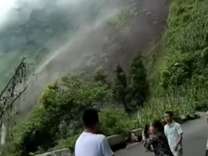 Momen Longsor Terekam Kamera Ponsel Warga di China