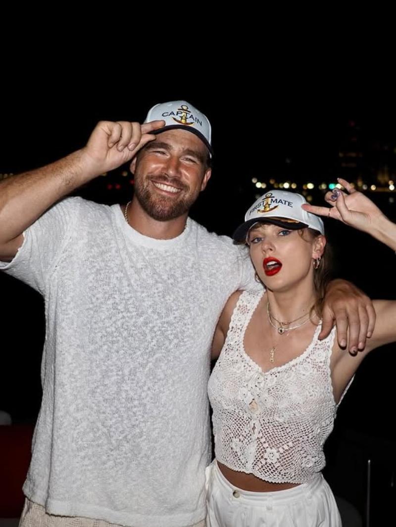 Taylor Swift Eksis di Podcast Kekasih, Perhiasan Rp470 Juta Curi Atensi