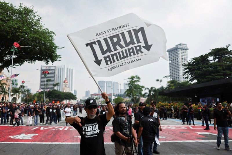 Warga Malaysia turun ke jalanan ibu kota Kuala Lumpur pada Sabtu (26/7) waktu setempat dalam aksi memprotes biaya hidup yang melonjak. Ribuan warga Malaysia turun ke jalanan ibu kota Kuala Lumpur pada Sabtu (26/7) waktu setempat dalam aksi memprotes biaya hidup yang melonjak. (REUTERS/Hasnoor Hussain)