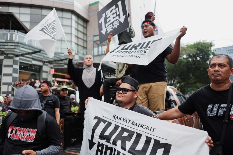 Warga Malaysia turun ke jalanan ibu kota Kuala Lumpur pada Sabtu (26/7) waktu setempat dalam aksi memprotes biaya hidup yang melonjak. Ribuan warga Malaysia turun ke jalanan ibu kota Kuala Lumpur pada Sabtu (26/7) waktu setempat dalam aksi memprotes biaya hidup yang melonjak. (REUTERS/Hasnoor Hussain)