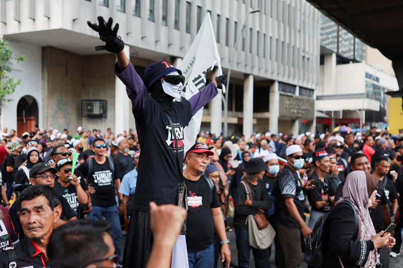 Warga Malaysia turun ke jalanan ibu kota Kuala Lumpur pada Sabtu (26/7) waktu setempat dalam aksi memprotes biaya hidup yang melonjak. Ribuan warga Malaysia turun ke jalanan ibu kota Kuala Lumpur pada Sabtu (26/7) waktu setempat dalam aksi memprotes biaya hidup yang melonjak. (REUTERS/Hasnoor Hussain)