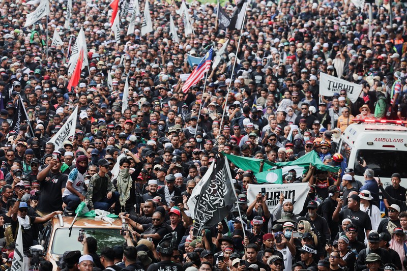 Ribuan warga Malaysia turun ke jalanan ibu kota Kuala Lumpur pada Sabtu (26/7) waktu setempat dalam aksi memprotes biaya hidup yang melonjak. (REUTERS/Hasnoor Hussain)