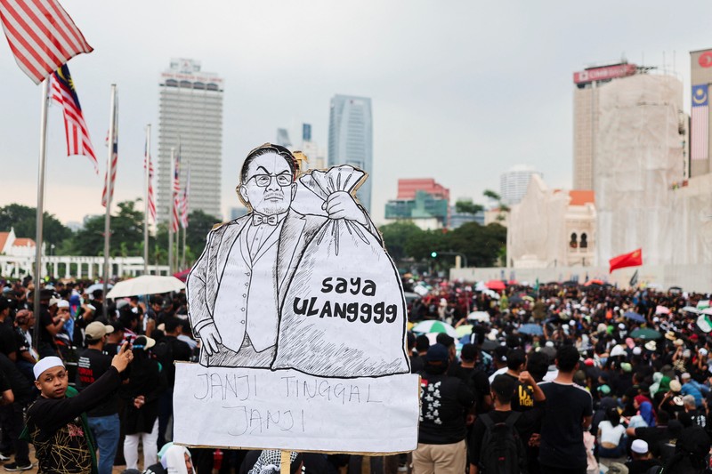 Warga Malaysia turun ke jalanan ibu kota Kuala Lumpur pada Sabtu (26/7) waktu setempat dalam aksi memprotes biaya hidup yang melonjak. Ribuan warga Malaysia turun ke jalanan ibu kota Kuala Lumpur pada Sabtu (26/7) waktu setempat dalam aksi memprotes biaya hidup yang melonjak. (REUTERS/Hasnoor Hussain)