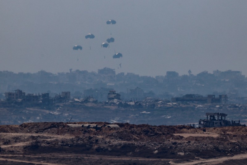 Bantuan kemanusiaan dijatuhkan melalui udara di Gaza, MInggu (27/7/2025). (REUTERS/Dawoud Abu Alkas) Bantuan kemanusiaan dijatuhkan melalui udara di Gaza, MInggu (27/7/2025). (REUTERS/Dawoud Abu Alkas)