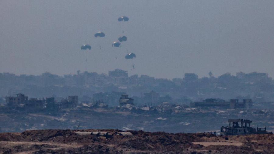 Bantuan kemanusiaan dijatuhkan melalui udara di Gaza, MInggu (27/7/2025). (REUTERS/Dawoud Abu Alkas)