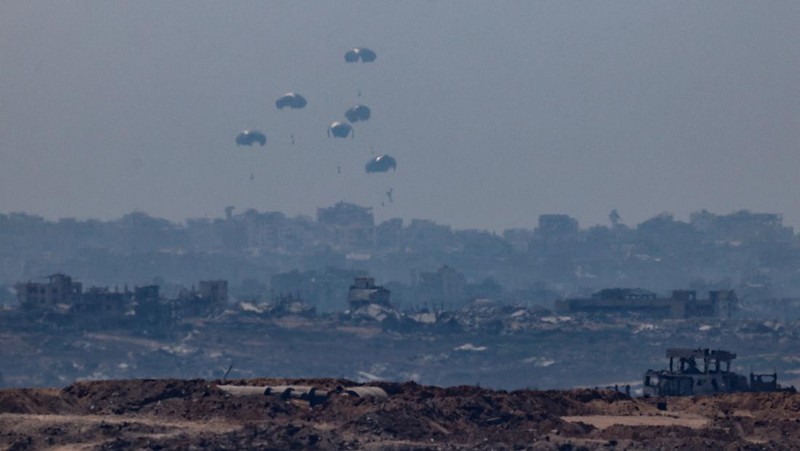 Bantuan kemanusiaan dijatuhkan melalui udara di Gaza, MInggu (27/7/2025). (REUTERS/Dawoud Abu Alkas)