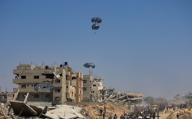 Bantuan kemanusiaan dijatuhkan melalui udara di Gaza, MInggu (27/7/2025). (REUTERS/Dawoud Abu Alkas) Bantuan kemanusiaan dijatuhkan melalui udara di Gaza, MInggu (27/7/2025). (REUTERS/Dawoud Abu Alkas)