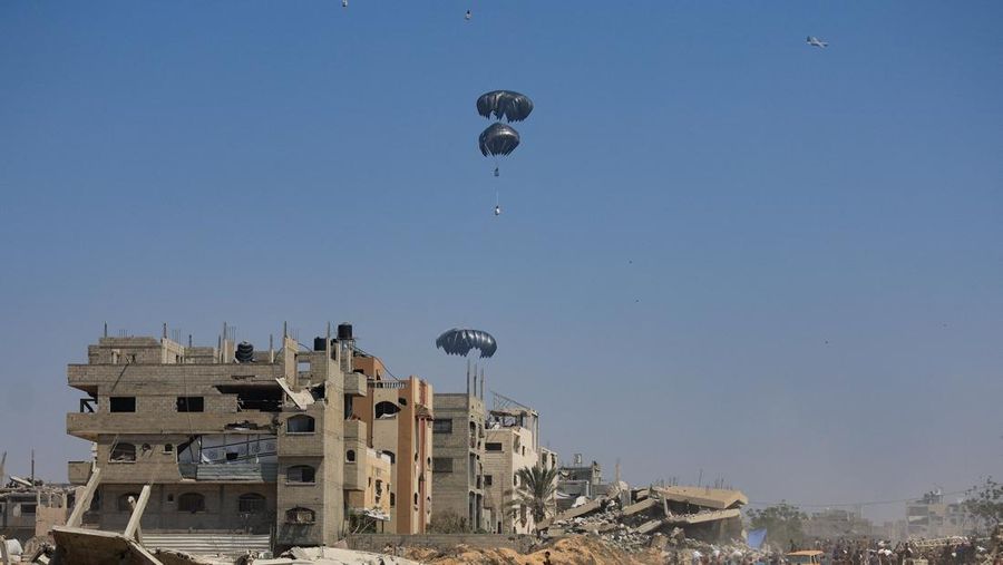 Bantuan kemanusiaan dijatuhkan melalui udara di Gaza, MInggu (27/7/2025). (REUTERS/Dawoud Abu Alkas)