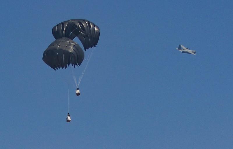 Bantuan kemanusiaan dijatuhkan melalui udara di Gaza, MInggu (27/7/2025). (REUTERS/Dawoud Abu Alkas) Bantuan kemanusiaan dijatuhkan melalui udara di Gaza, MInggu (27/7/2025). (REUTERS/Dawoud Abu Alkas)