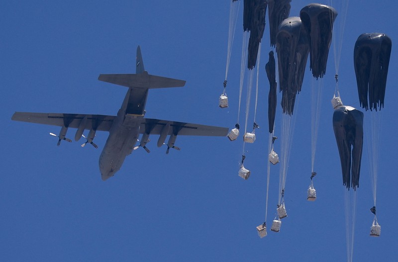 Bantuan kemanusiaan dijatuhkan melalui udara di Gaza, MInggu (27/7/2025). (REUTERS/Dawoud Abu Alkas) Bantuan kemanusiaan dijatuhkan melalui udara di Gaza, MInggu (27/7/2025). (REUTERS/Dawoud Abu Alkas)