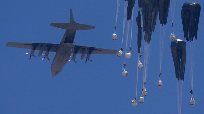 Hujan Bantuan! Ini Penampakan Langit Gaza Dipenuhi Parasut