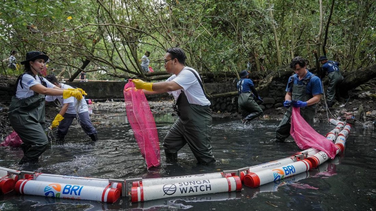 Jaga Ekosistem Lingkungan, BRI Bersihkan Sungai dan Kelola Sampah