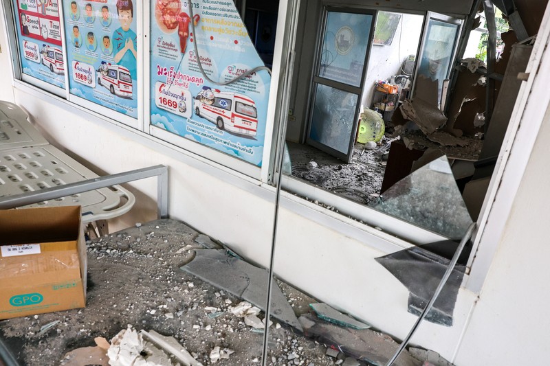 Kerusakan akibat saling serang antara Kamboja dan Thailand terlihat di provinsi Sisaket, wailayah perbatasan yang disengketakan, Minggu (27/7/2025). REUTERS/Athit Perawongmetha Kerusakan akibat saling serang antara Kamboja dan Thailand terlihat di provinsi Sisaket, wailayah perbatasan yang disengketakan, Minggu (27/7/2025). (REUTERS/Athit Perawongmetha)