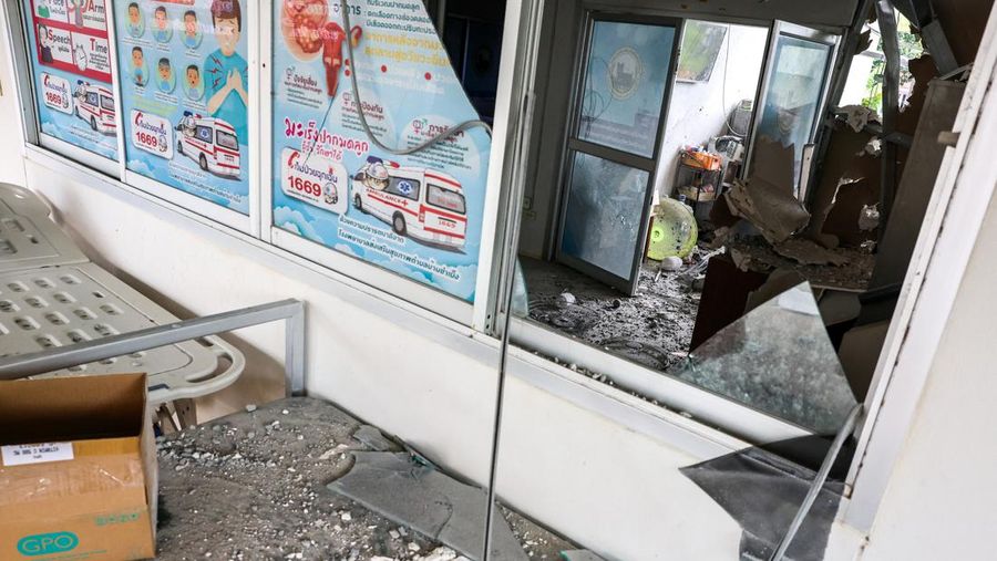 Kerusakan akibat saling serang antara Kamboja dan Thailand terlihat di provinsi Sisaket, wailayah perbatasan yang disengketakan, Minggu (27/7/2025).  (REUTERS/Athit Perawongmetha)