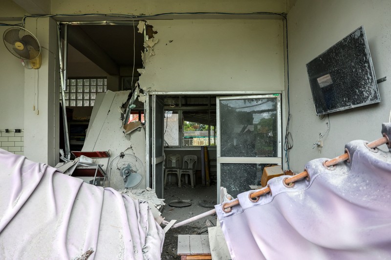 Kerusakan akibat saling serang antara Kamboja dan Thailand terlihat di provinsi Sisaket, wailayah perbatasan yang disengketakan, Minggu (27/7/2025). REUTERS/Athit Perawongmetha Kerusakan akibat saling serang antara Kamboja dan Thailand terlihat di provinsi Sisaket, wailayah perbatasan yang disengketakan, Minggu (27/7/2025). (REUTERS/Athit Perawongmetha)