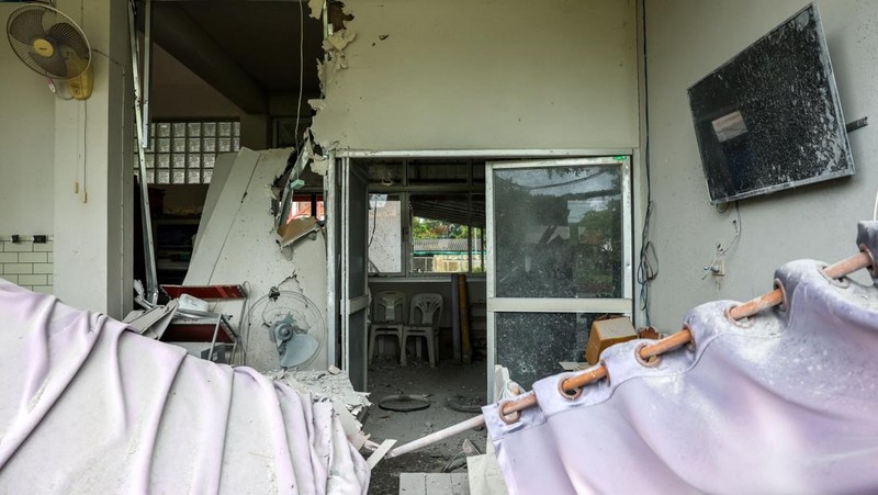 Kerusakan akibat saling serang antara Kamboja dan Thailand terlihat di provinsi Sisaket, wailayah perbatasan yang disengketakan, Minggu (27/7/2025).  (REUTERS/Athit Perawongmetha)