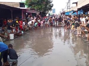 Viral Warga Deli Serdang Mancing di Kubangan Jalan Rusak