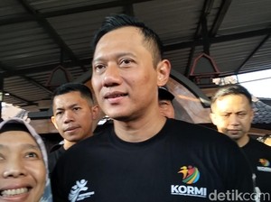 AHY Jogging di CFD Mataram, Dikerubungi Emak-emak hingga Cicip Soto Legendaris