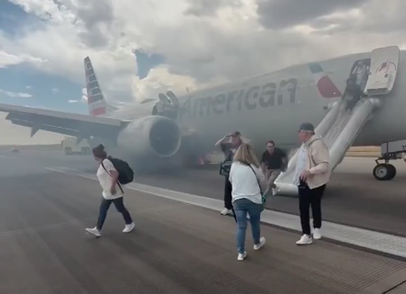 Para penumpang American Airlines terpaksa dievakuasi dari pesawat Boeing 737 MAX 8 lantaran terbakar saat bersiap lepas landas. (Tangkapan Layar Video/REUTERS)
