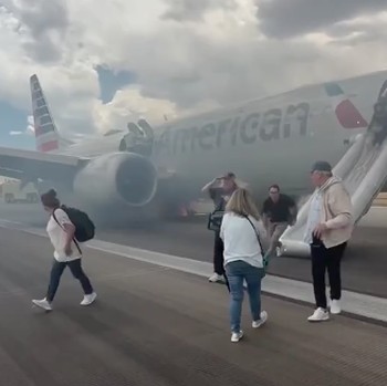 Begini Detik-Detik Pesawat Boeing 737 MAX American Airlines Terbakar