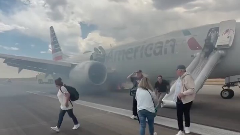 Para penumpang American Airlines terpaksa dievakuasi dari pesawat Boeing 737 MAX 8 lantaran terbakar saat bersiap lepas landas. (Tangkapan Layar Video/REUTERS)