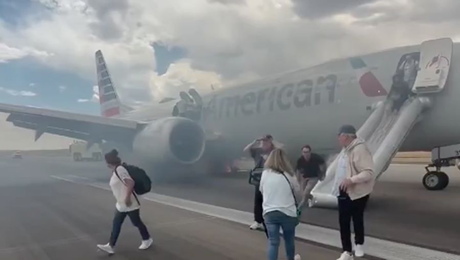 Para penumpang American Airlines terpaksa dievakuasi dari pesawat Boeing 737 MAX 8 lantaran terbakar saat bersiap lepas landas. (Tangkapan Layar Video/REUTERS) Para penumpang American Airlines terpaksa dievakuasi dari pesawat Boeing 737 MAX 8 lantaran terbakar saat bersiap lepas landas. (Tangkapan Layar Video/REUTERS)