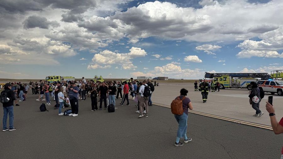 Para penumpang American Airlines terpaksa dievakuasi dari pesawat Boeing 737 MAX 8 lantaran terbakar saat bersiap lepas landas. (Tangkapan Layar Video/REUTERS) Para penumpang American Airlines terpaksa dievakuasi dari pesawat Boeing 737 MAX 8 lantaran terbakar saat bersiap lepas landas. (Tangkapan Layar Video/REUTERS)
