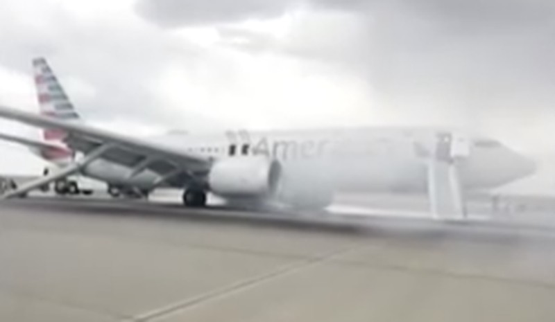 Para penumpang American Airlines terpaksa dievakuasi dari pesawat Boeing 737 MAX 8 lantaran terbakar saat bersiap lepas landas. (Tangkapan Layar Video/REUTERS)