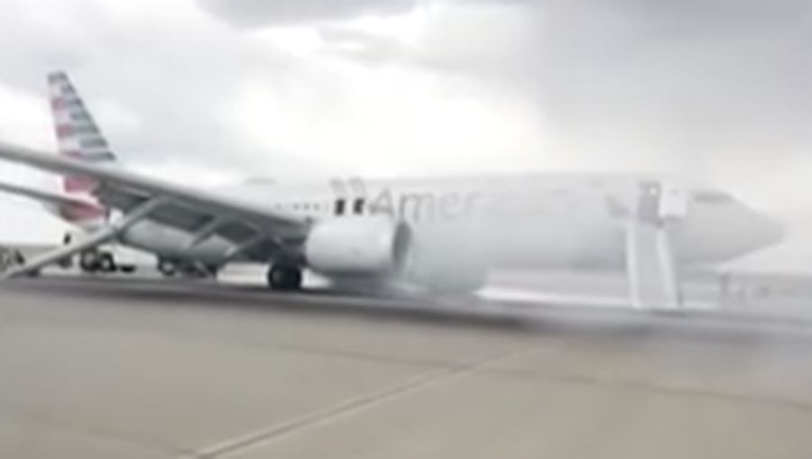 Para penumpang American Airlines terpaksa dievakuasi dari pesawat Boeing 737 MAX 8 lantaran terbakar saat bersiap lepas landas. (Tangkapan Layar Video/REUTERS)