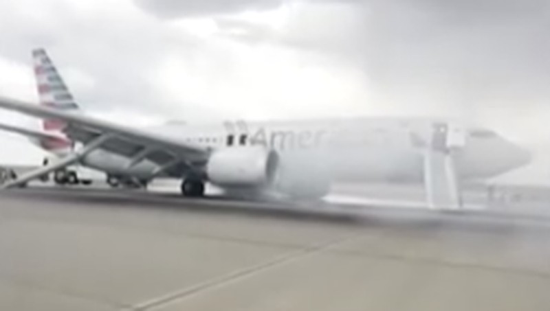 Para penumpang American Airlines terpaksa dievakuasi dari pesawat Boeing 737 MAX 8 lantaran terbakar saat bersiap lepas landas. (Tangkapan Layar Video/REUTERS)