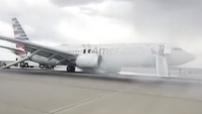 Boeing 737 Mendarat Darurat, Tabrak Benda Misterius-Kaca Kockpit Pecah