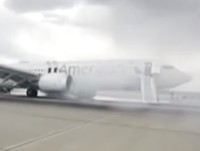 Boeing 737 Mendarat Darurat, Tabrak Benda Misterius-Kaca Kockpit Pecah