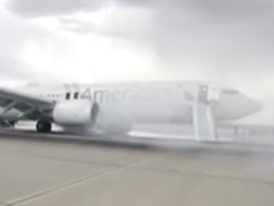 Boeing 737 Mendarat Darurat, Tabrak Benda Misterius-Kaca Kockpit Pecah