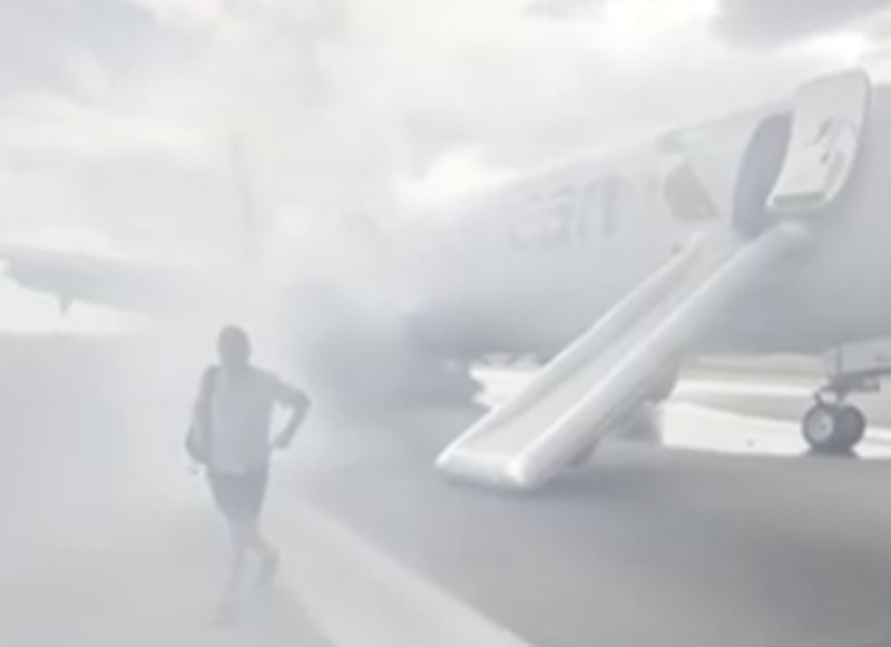 Para penumpang American Airlines terpaksa dievakuasi dari pesawat Boeing 737 MAX 8 lantaran terbakar saat bersiap lepas landas. (Tangkapan Layar Video/REUTERS) Para penumpang American Airlines terpaksa dievakuasi dari pesawat Boeing 737 MAX 8 lantaran terbakar saat bersiap lepas landas. (Tangkapan Layar Video/REUTERS)