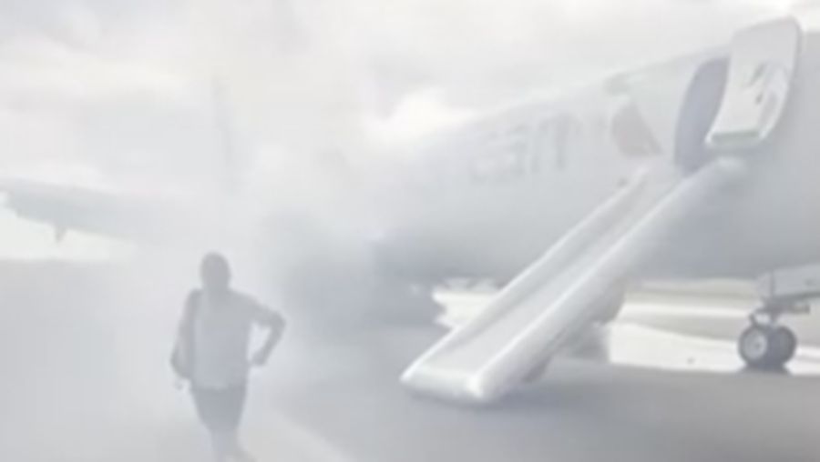 Para penumpang American Airlines terpaksa dievakuasi dari pesawat Boeing 737 MAX 8 lantaran terbakar saat bersiap lepas landas. (Tangkapan Layar Video/REUTERS)