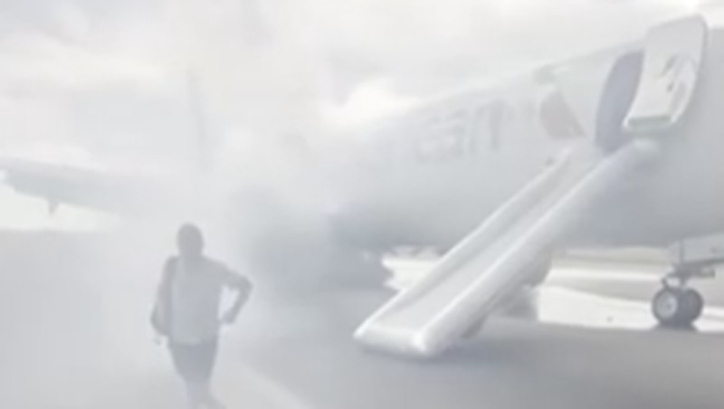 Para penumpang American Airlines terpaksa dievakuasi dari pesawat Boeing 737 MAX 8 lantaran terbakar saat bersiap lepas landas. (Tangkapan Layar Video/REUTERS)