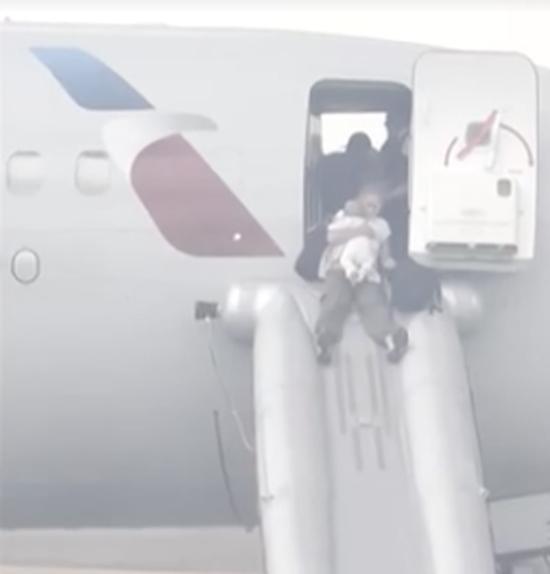 Para penumpang American Airlines terpaksa dievakuasi dari pesawat Boeing 737 MAX 8 lantaran terbakar saat bersiap lepas landas. (Tangkapan Layar Video/REUTERS) Para penumpang American Airlines terpaksa dievakuasi dari pesawat Boeing 737 MAX 8 lantaran terbakar saat bersiap lepas landas. (Tangkapan Layar Video/REUTERS)