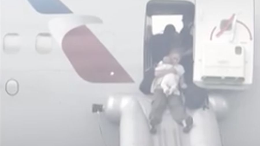 Para penumpang American Airlines terpaksa dievakuasi dari pesawat Boeing 737 MAX 8 lantaran terbakar saat bersiap lepas landas. (Tangkapan Layar Video/REUTERS)