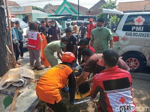 Pelajar SMP Asal Lamongan Tewas Tabrak Pohon di Mojokerto